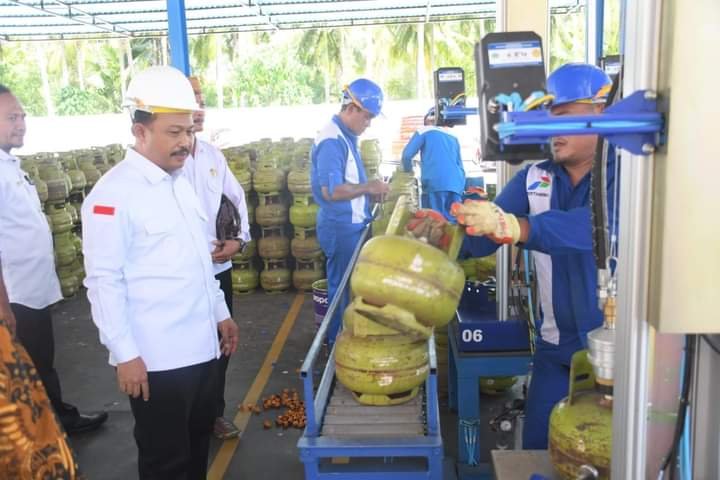 Penjabup Boalemo, Sherman Moridu saat meresmikan SPPBE PT. Bumi Panua  di desa Tapadaa kecamatan Botumoito