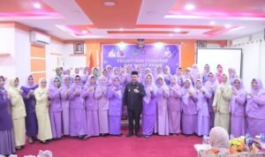 Penjabup Sherman Moridu bersama pengurus Gabungan Organisasi Wanita (GOW) kabupaten Boalemo periode 2022-2027