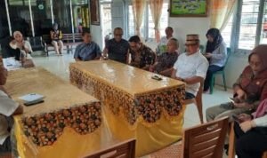 Kunjungan Kerja Komisi I di Desa Huntu Kecamatan Batudaa. Kunjungan kerja ini terkait monitoring persiapan pemilu hingga di TPS.