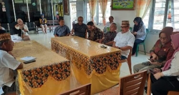 Kunjungan Kerja Komisi I di Desa Huntu Kecamatan Batudaa. Kunjungan kerja ini terkait monitoring persiapan pemilu hingga di TPS.