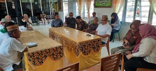 Kunjungan Kerja Komisi I di Desa Huntu Kecamatan Batudaa. Kunjungan kerja ini terkait monitoring persiapan pemilu hingga di TPS.