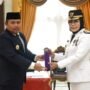 Penjagub Ismail Pakaya menyerahkan SK pada pelantikan Bupati Bone Bolango di aula rumah jabatan Gubernur Gorontalo, Senin (15/1/2024). (Foto : Haris)
