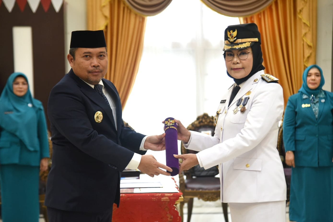 Penjagub Ismail Pakaya menyerahkan SK pada pelantikan Bupati Bone Bolango di aula rumah jabatan Gubernur Gorontalo, Senin (15/1/2024). (Foto : Haris)