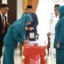 Penandatanganan berita acara pelantikan oleh Ketua PKK Provinsi Gorontalo Fima Agustina saat mengukuhkan Marni Nisabu sebagai Ketua TP-PKK Kabupaten Bone Bolango, Senin (15/01/2023). Foto – Haris