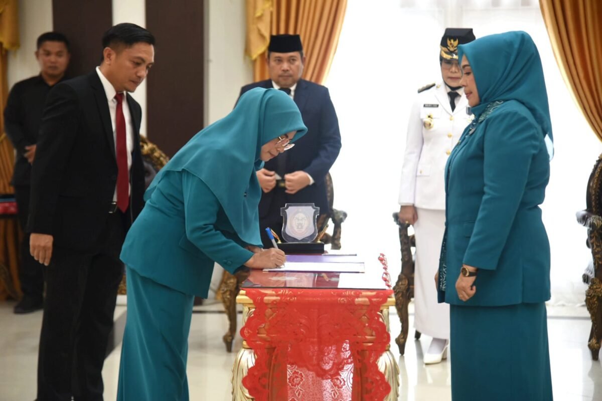 Penandatanganan berita acara pelantikan oleh Ketua PKK Provinsi Gorontalo Fima Agustina saat mengukuhkan Marni Nisabu sebagai Ketua TP-PKK Kabupaten Bone Bolango, Senin (15/01/2023). Foto – Haris