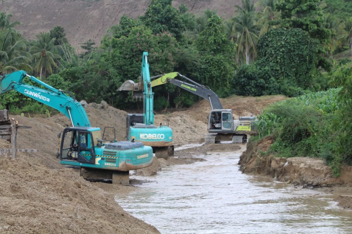 Gunakan alat berat, penambang di Patilanggio, Pohuwato, normalisasi sungai (Foto Guslan)
