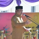 Penjagub Gorontalo Ismail Pakaya memberikan arahan pada apel kerja perdana tahun 2024 di halaman Museum Purbakala, Selasa (2/1/2024).