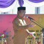 Penjagub Gorontalo Ismail Pakaya memberikan arahan pada apel kerja perdana tahun 2024 di halaman Museum Purbakala, Selasa (2/1/2024).
