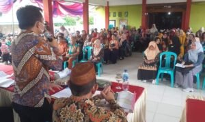 Penjabat Sekda Boalemo Supandra Nur,ST saat menghadiri evaluasi pengelolaan Dana Bos
