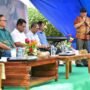 Penjagub Gorontalo Ismail Pakaya saat memberikan sambutan pada panen perdana komoditi singkong (ubi kayu) Varietas Cimanggu, Casesa, dan Garuda yang terletak di Desa Tolotio, Kecamatan Tibawa, Kabupaten Gorontalo, Sabtu (6/1/2024).