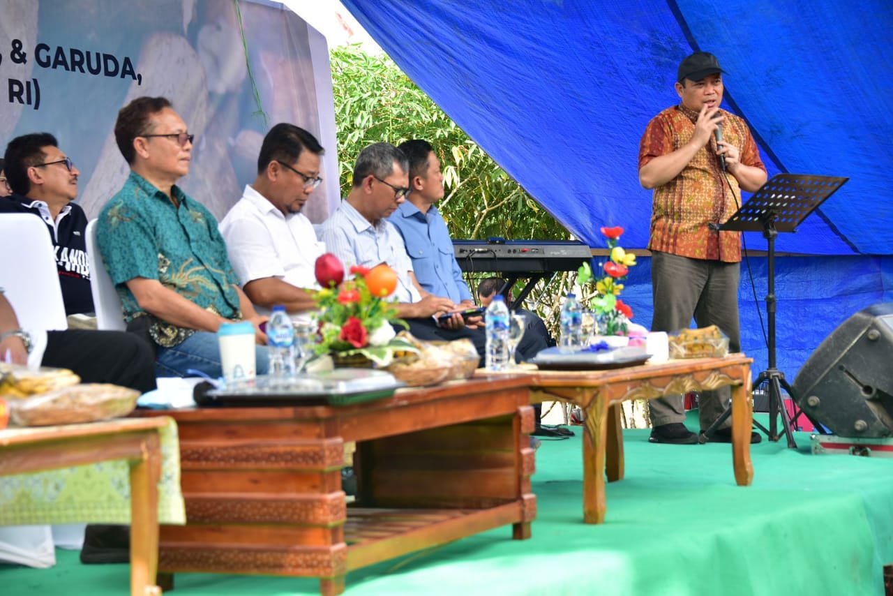 Penjagub Gorontalo Ismail Pakaya saat memberikan sambutan pada panen perdana komoditi singkong (ubi kayu) Varietas Cimanggu, Casesa, dan Garuda yang terletak di Desa Tolotio, Kecamatan Tibawa, Kabupaten Gorontalo, Sabtu (6/1/2024).