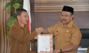 Penjabup Boalemo Sherman Moridu saat menyerahkan SK Plt Kadis PUPR Haris Pilomonu