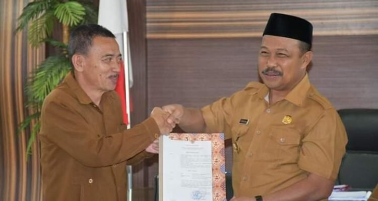 Penjabup Boalemo Sherman Moridu saat menyerahkan SK Plt Kadis PUPR Haris Pilomonu