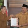 Penjabup Boalemo Sherman Moridu saat menyerahkan SK Plt Kadis PUPR Haris Pilomonu