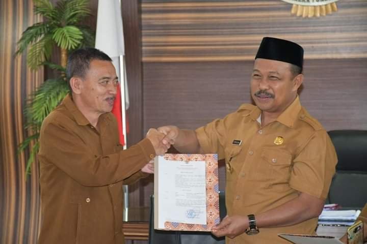 Penjabup Boalemo Sherman Moridu saat menyerahkan SK Plt Kadis PUPR Haris Pilomonu
