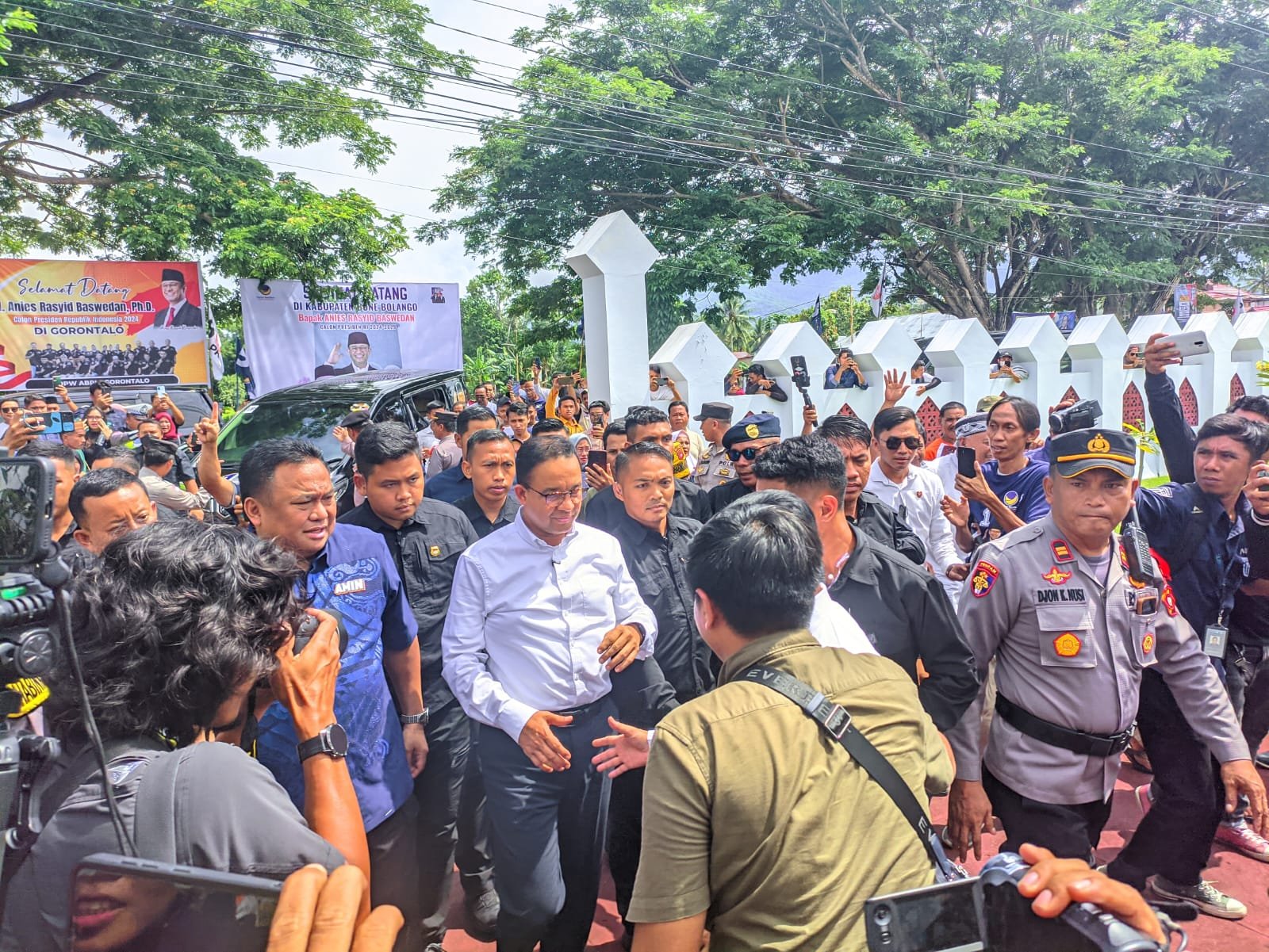 Personel Polisi Polda Gorontalo saat pengamanan kunjungan Calon Presiden Anis Baswedan