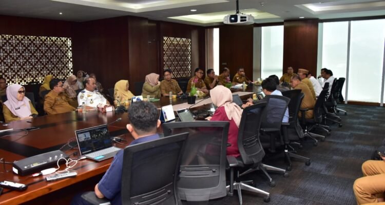 Suasana Rapat evaluasi terkait Inflasi Gorontalo dipimpin Penjagub Gorontalo Ismail Pakaya bersama Tim Pengendali Inflasi Daerah (TPID) serta Wali Kota Gorontalo, di Ruang Otanaha Kantor Perwakilan Bank Indonesia (BI)