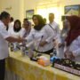 Penjagub Gorontalo Ismail Pakaya menyalami pimpinan OPD Kabupaten Pohuwato pada rapat evaluasi dan pemaparan program kegiatan tahun 2024 di Aula Panua Kantor Bupati Pohuwato,