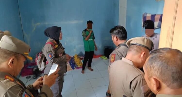 Personil Satpol PP Provinsi Gorontalo bersama Satpol PP Boalemo mengedukasi untuk mengosongkan asrama mahasiswa.
