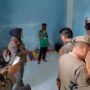 Personil Satpol PP Provinsi Gorontalo bersama Satpol PP Boalemo mengedukasi untuk mengosongkan asrama mahasiswa.