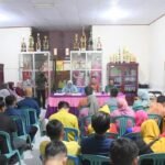 Penjabat Sekda Supandra Nur saat memberikan pembinaan kepada ASN dan TPK di lingkungan Dinas Pariwisata, Pemuda dan Olahraga, Kamis (11/1/24).