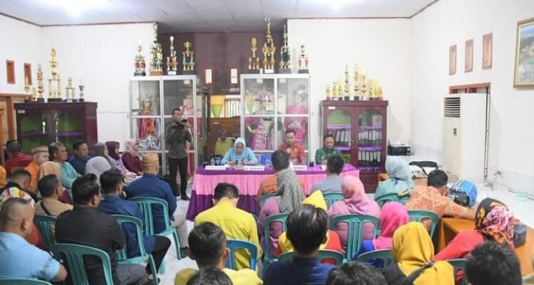 Penjabat Sekda Supandra Nur saat memberikan pembinaan kepada ASN dan TPK di lingkungan Dinas Pariwisata, Pemuda dan Olahraga, Kamis (11/1/24).