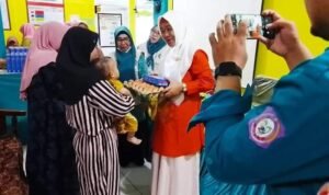 Puskesmas Berlian menyerahkan bantuan berupa susu dan telur kepada balita keluarga resiko stunting.