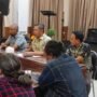 Kepala Dinas Kominfotik Rifli Katili (tengah) saat memimpin rapat bersama media, bertempat di Manna Cafe, Kota Gorontalo, Jumat (12/1/2024).