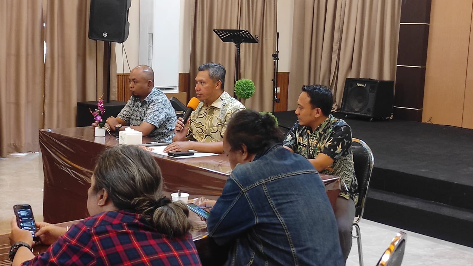 Kepala Dinas Kominfotik Rifli Katili (tengah) saat memimpin rapat bersama media, bertempat di Manna Cafe, Kota Gorontalo, Jumat (12/1/2024).