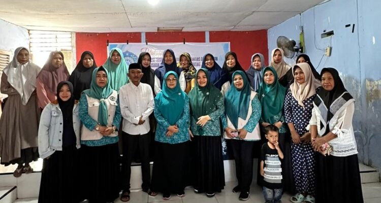 TP-PKK Provinsi Gorontalo saat menyalurkan susu, telur, dan sembako murah bagi masyarakat penerima manfaat yang tersebar di Kabupaten Boalemo dan Kabupaten Bone Bolango, Kamis (11/01/2024)