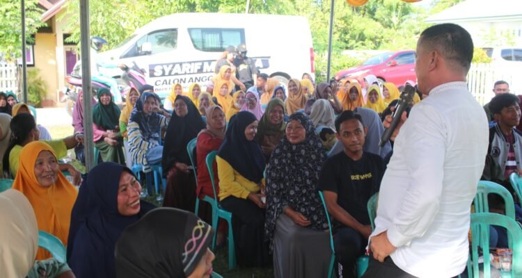 Syarif Mbuinga saat melaksanakan kampanye tatap muka di Desa Tanggilingo, Kecamatan Kabila, Kabupaten Bone Bolango, Jumat (12/01/2024).