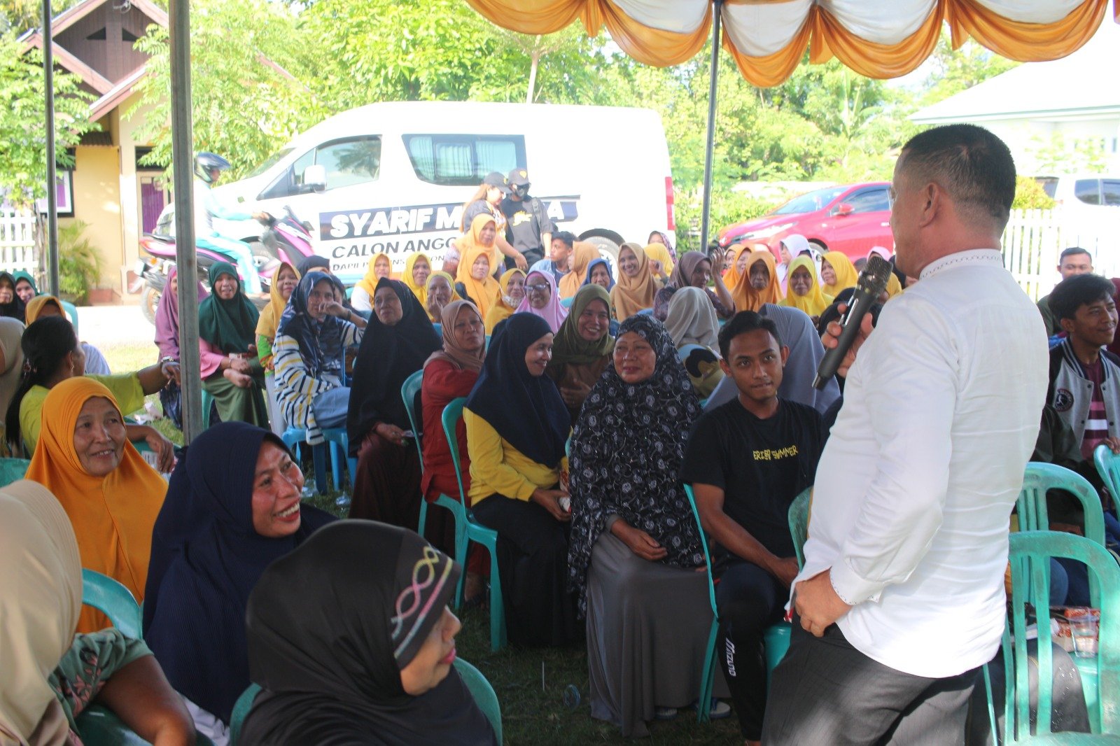 Syarif Mbuinga saat melaksanakan kampanye tatap muka di Desa Tanggilingo, Kecamatan Kabila, Kabupaten Bone Bolango, Jumat (12/01/2024).