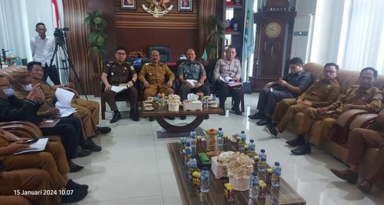 Penjabup Boalemo, Dr.Sherman Moridu,S.Pd,MM didampingi Forkpimda, para asisten dan pimpinan OPD terkait mengikuti rapat koordinasi dalam rangka pengendalian inflasi