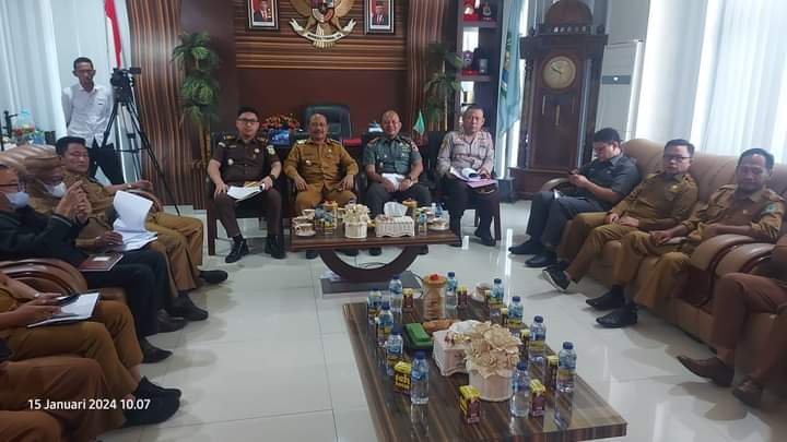 Penjabup Boalemo, Dr.Sherman Moridu,S.Pd,MM didampingi Forkpimda, para asisten dan pimpinan OPD terkait mengikuti rapat koordinasi dalam rangka pengendalian inflasi