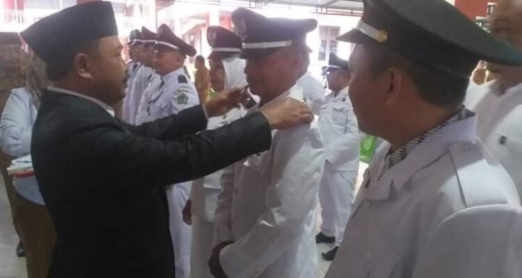 Penjabup Sherman Moridu saat melantik pejabat kepala desa di kabupaten Boalemo