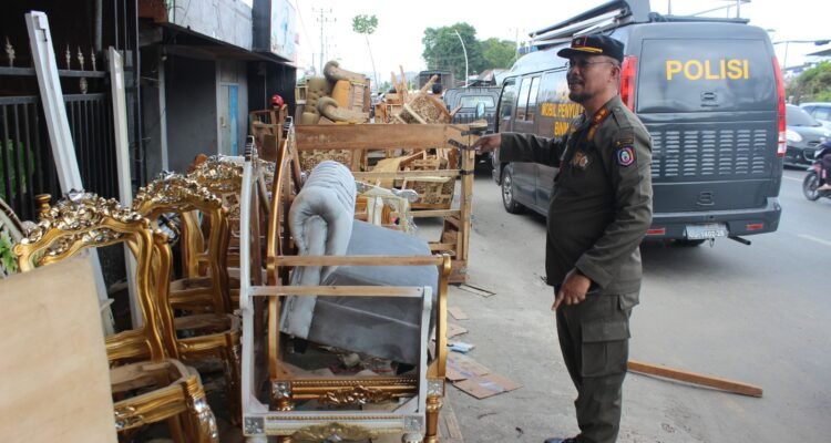 Kepala Satpol PP Provinsi Gorontalo Masran Rauf saat melakukan penertiban terhadap lapak-lapak liar yang berjualan di atas trotoar Jalan Jhon Aryo Katili Ex Andalas Kota Gorontalo