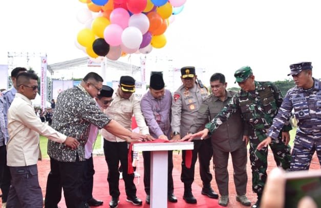 Pencanangan pelaksanaan apel siaga jelang masa tenang dan pemungutan perhitungan suara Pemilu tahun 2024 yang dihadiri Penjabat Gubernur  Ismail Pakaya, Ketua Bawaslu, Kapolda Gorontalo Bupati Gorontalo, serta undangan lainnya, bertempat di Lapangan GOR David-Tony, Kabupaten Gorontalo, Kamis, (8/2/2024).