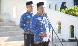 Penjabup Sherman Moridu saat memimpin apel Korpri di lingkungan Pemkab Boalemo
