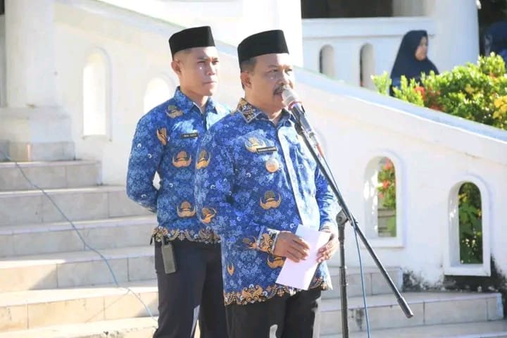 Penjabup Sherman Moridu saat memimpin apel Korpri di lingkungan Pemkab Boalemo