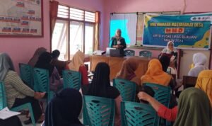 Kepala Puskesmas Berlian Novita Kunusa SKM, saat menghadiri Musyawarah Masyarakat Desa (MMD) di desa Mutiara