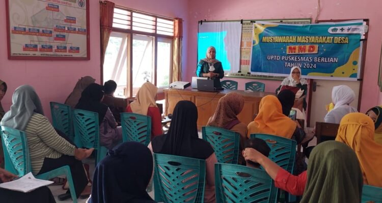 Kepala Puskesmas Berlian Novita Kunusa SKM, saat menghadiri Musyawarah Masyarakat Desa (MMD) di desa Mutiara