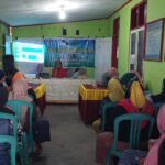 Tenaga Kesehatan UPTD Puskesmas Berlian saat melakukan penyuluhan KB di desa Mustika