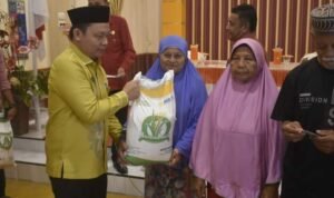 Penjabat Sekda Boalemo Supandra Nur saat menyerahkan bantuan Cadangan Pangan Pemerintah (CPP) bagi masyarakat desa Piloliyanga
