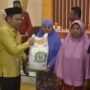 Penjabat Sekda Boalemo Supandra Nur saat menyerahkan bantuan Cadangan Pangan Pemerintah (CPP) bagi masyarakat desa Piloliyanga