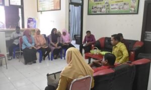Penjabat Sekda Boalemo Supandra Nur saat melakukan sidak di Dinas Kumperindag kabupaten Boalemo