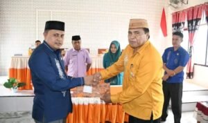 Asisten I Setda Boalemo Ismet Nono saat menyaksikan serah terima jabatan camat Delupi, kabupaten Boalemo