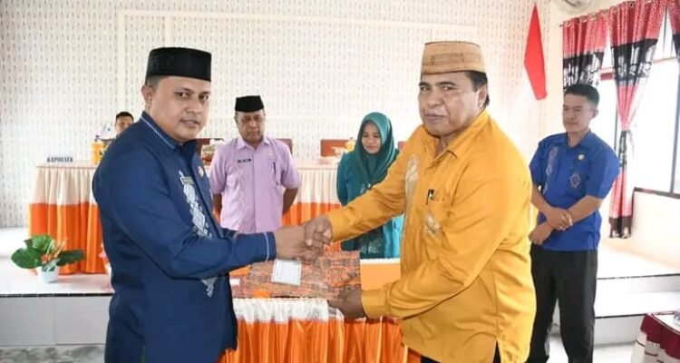 Asisten I Setda Boalemo Ismet Nono saat menyaksikan serah terima jabatan camat Delupi, kabupaten Boalemo