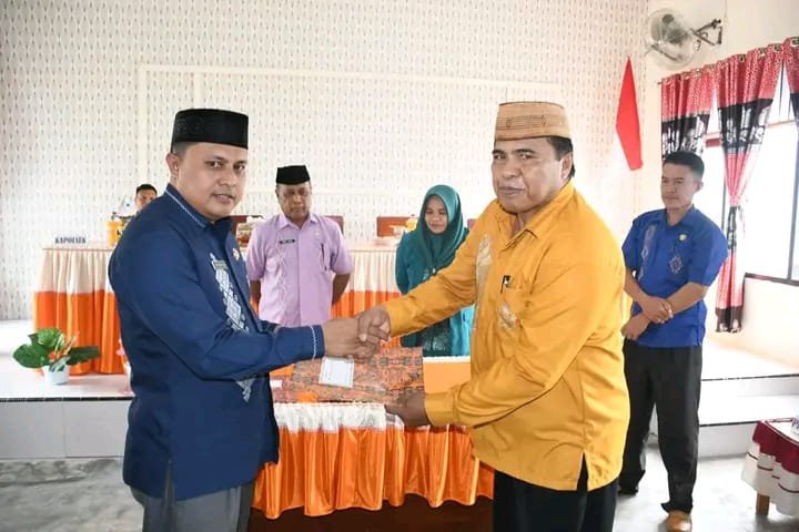 Asisten I Setda Boalemo Ismet Nono saat menyaksikan serah terima jabatan camat Delupi, kabupaten Boalemo