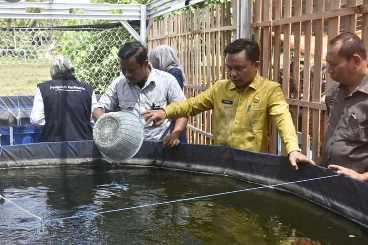 Penjabat Sekda Boalemo Supandra Nur saat meninjau Bioflok di desa Kramat dan Bendungan