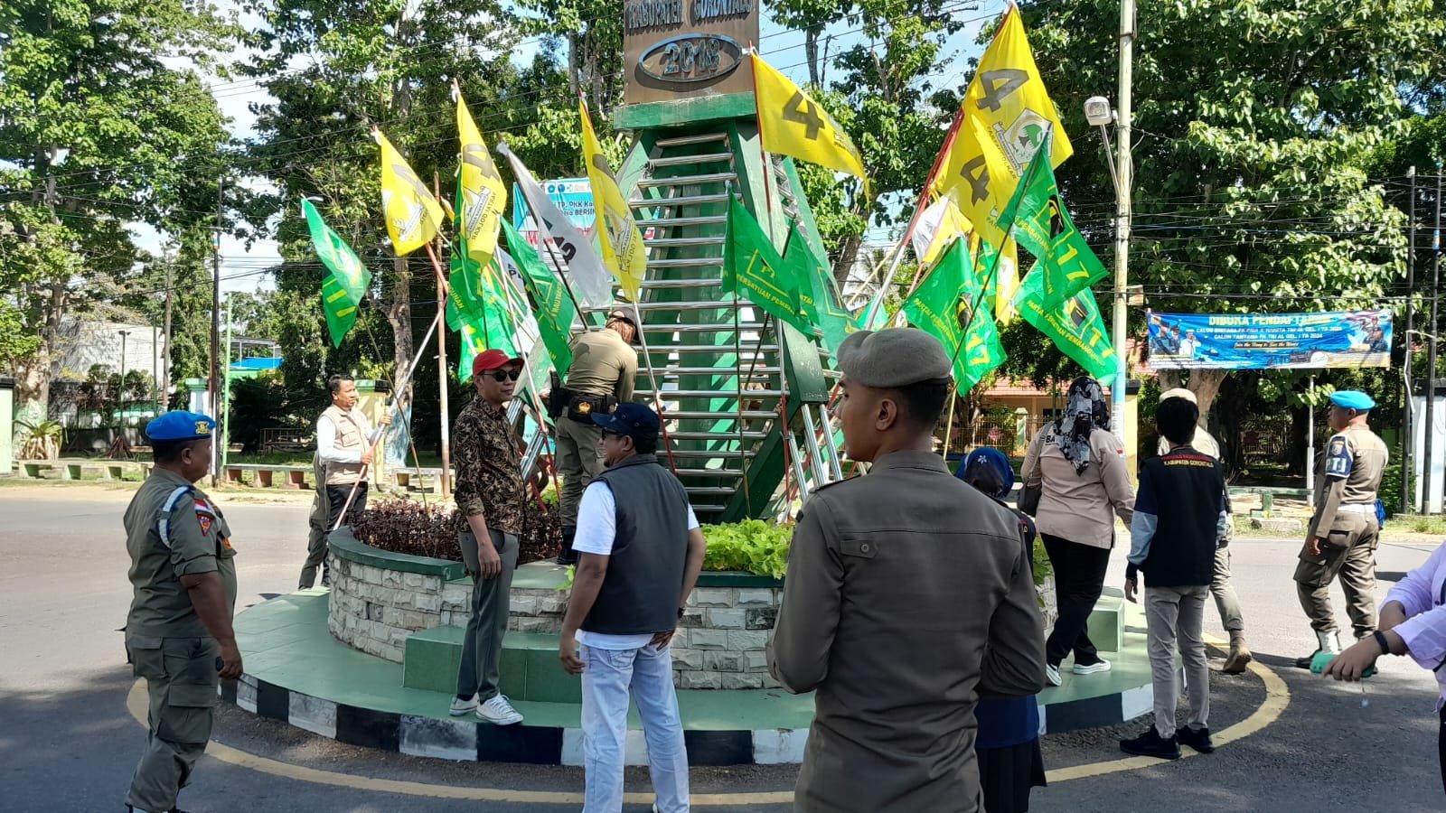 Satpol-PP dan Bawaslu Provinsi Gorontalo kembali melakukan penertiban APK di kabupaten Gorontalo